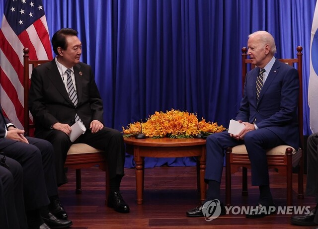 윤석열 대통령이 13일(현지시간) 캄보디아 프놈펜 한 호텔에서 조 바이든 미국 대통령과 정상회담을 하고 있다 ⓒ연합뉴스