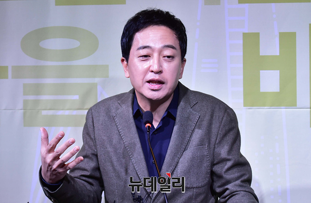 ▲ 더불어민주당을 탈당한 금태섭 전 의원이 2021년1월31일 서울 마포구 서교동 프리즘홀에서 서울시장 보궐선거 출마를 선언을 마친 후 기자들의 질문에 답하고 있다.ⓒ이종현 기자