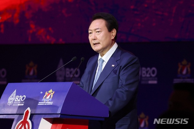 ▲ 윤석열 대통령이 14일 오후(현지시간) 발리 누사두아 컨벤션센터(BNDCC)에서 열린 'B20 서밋 인도네시아 2022'에서 '글로벌 복합위기 극복을 위한 기업의 역할, 그리고 디지털 전환 시대의 글로벌 협력'을 주제로 기조연설을 하고 있다.ⓒ뉴시스