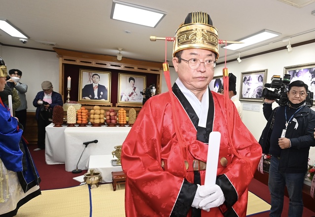 ▲ 이철우 경북도지사는 14일 구미 상모동 박정희대통령 생가에서 개치된 ‘박정희 대통령 탄생 제105돌 숭모제’에서 초헌관(初獻官)을 맡아 제례를 올렸다.ⓒ경북도