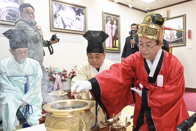 ▲ 박정희 대통령의 업적을 기리고 탄생을 기념하기 위해 구미시와 박정희대통령 생가보존회(이사장 박동진) 주관으로 매년 고인의 생가에서 열리는 탄생 숭모제는 올해로 105회째를 맞았다.ⓒ경북도