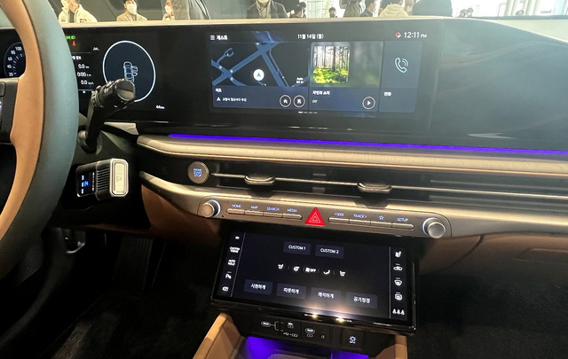 ▲ 기존 모델에 비해 물리버튼이 최소화됐다. ⓒ김재홍 기자