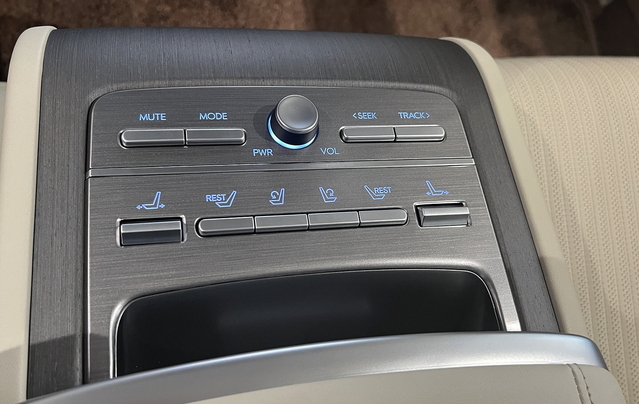 ▲ 고급형 뒷좌석 암레스트 모습. 리클라이닝 기능도 사용이 가능하다. ⓒ김재홍 기자