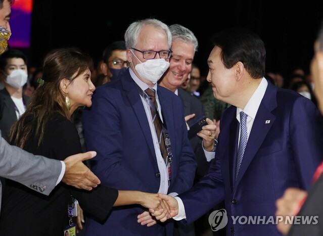 ▲ 윤석열 대통령이 14일 인도네시아 발리 누사두아 컨벤션센터(BNDCC)에서 열린 'B20 서밋 인도네시아 2022'에서 '글로벌 복합위기 극복을 위한 기업의 역할, 그리고 디지털 전환 시대의 글로벌 협력'을 주제로 기조연설을 한 뒤 행사장을 나서고 있다.ⓒ연합뉴스