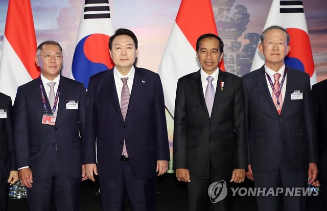 ▲ 윤석열 대통령과 조코 위도도 인도네시아 대통령이 14일 오후(현지시간) 인도네시아 발리 누사두아 컨벤션센터(BNDCC)에서 열린 한-인니 비즈니스 라운드테이블에서 우리측 기업인들과 기념촬영을 하고 있다. 왼쪽부터 정의선 현대자동차그룹 회장, 윤 대통령, 조코위 대통령, 허창수 전경련 회장.ⓒ연합뉴스