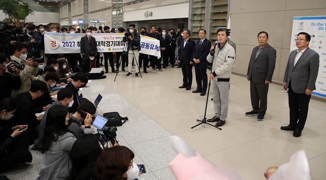 ▲ 김태흠 충남도지사가 14일 인천공항에서 귀국한 뒤 2027 하계세계대학경기대회 유치 성공과 관련해 이장우 대전시장, 김영환 충북도지사, 최민호 세종시장 등 공동대표단과 함께 기자회견을 하고 있다.ⓒ충남도