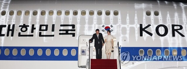▲ 윤석열 대통령과 김건희 여사가 주요 20개국(G20) 정상회의 참석을 위해 지난 13일(현지시각) 인도네시아 발리 응우라 라이 국제공항에 도착, 공군 1호기에서 내리고 있다. ⓒ발리=연합뉴스