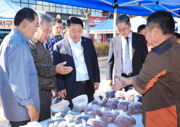 ▲ 대전 서구는 김장철을 맞아 지난 11일부터 13일까지 농산물 직거래 장터(마치광장 인근)를 운영했다.ⓒ대전 서구