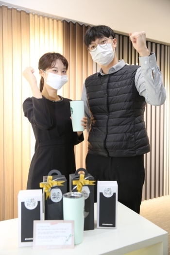 ▲ 동국제강 임직원들이 응원 선물을 전달하는 모습. ⓒ동국제강