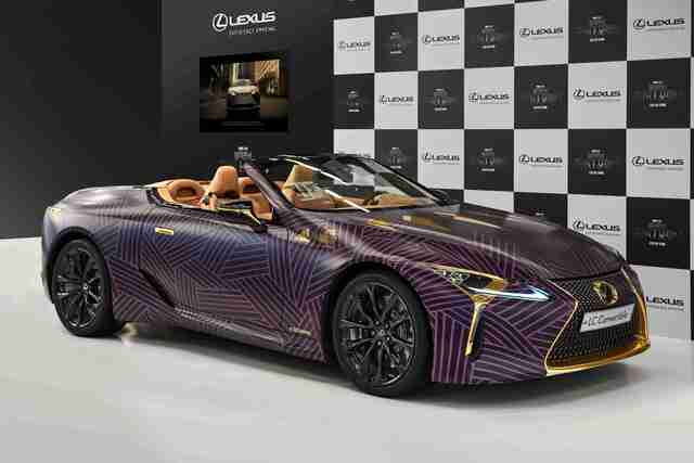 ▲ LC 500 컨버터블 기반, 블랙팬서 와칸다 포에버 스페셜 랩핑카 모습. ⓒ렉서스코리아