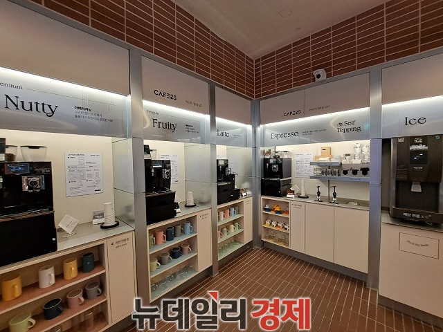 ▲ 매장 입구에 들어서면 좌측으로 카페25가 보인다. ⓒ조현우 기자