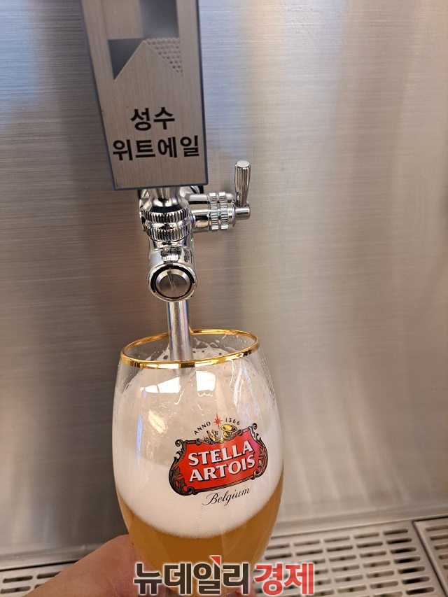 ▲ 와인과 맥주를 ㎖ 단위로 구매해 즐길 수 있다. ⓒ조현우 기자