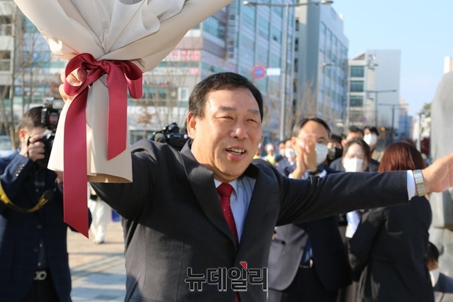 ▲ 최민호 세종시장이 15일 오전 세종시청 앞에서 열린2027년 하계세계대학경기대회 유치 성공 환영행사에서 권해진 비서관으로부터 꽃다발을 받고 인사하고 있다.ⓒ이길표 기자