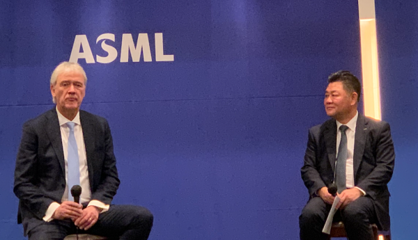 ▲ (왼쪽부터) 피터 베닝크 ASML CEO, 이우경 ASML코리아 대표. ⓒ이성진 기자