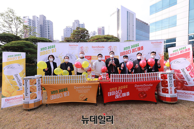 동아오츠카가 15일 서울 중구 동아쏘시오그룹 신관에서 데미소다 레드애플과 망고 발매식을 가지고 있다. ⓒ동아오츠카