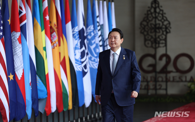 ▲ 윤석열 대통령이 15일(현지시간) 발리 한 호텔에서 열린 G20 정상회의 공식 환영식에 입장하고 있다. ⓒ뉴시스