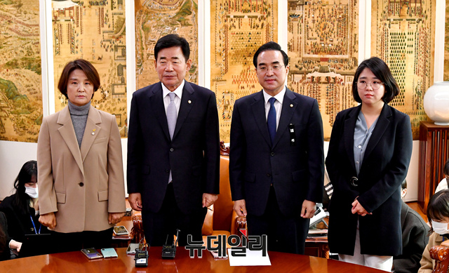 ▲ 김진표 국회의장, 박홍근 더불어민주당 원내대표, 이은주 정의당 원내대표, 용혜인 기본소득당 원내대표가 15일 국회에서 이태원 참사 국정조사 요구서 채택 논의에 앞서 기념 촬영을 하고 있다.ⓒ이종현 기자