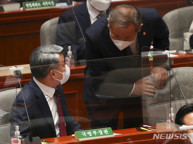 ▲ 이상민(오른쪽) 행정안전부 장관이 지난 14일 서울 여의도 국회에서 열린 예산결산특별위원회 제9차 전체회의에 출석해 이종섭 국방부 장관과 대화를 나누고 있다. ⓒ 뉴시스