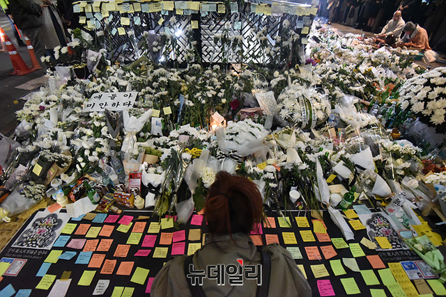 ▲ '이태원 압사사고' 현장에 마련된 추모공간을 찾은 추모객들이 지난 1일 오후 서울 용산구 이태원역 인근에서 사망자들을 추모하고 있다. ⓒ강민석 기자