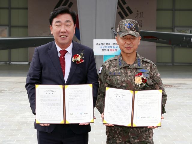 ▲ 청주시와 공군사관학교가 15일 공군사관학교 항공기 전시장에서 ‘항공 문화재 보존 및 활용 활성화를 위한 업무협약’을 체결했다. 왼쪽부터 이범석 청주시장, 공군사관학교 이상학 교장.ⓒ청주시