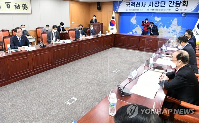 ▲ 조승환 해양수산부 장관이 15일 정부세종청사에서 주요 국적 선사 대표들과 만나 간담회를 하고 있다. ⓒ연합뉴스