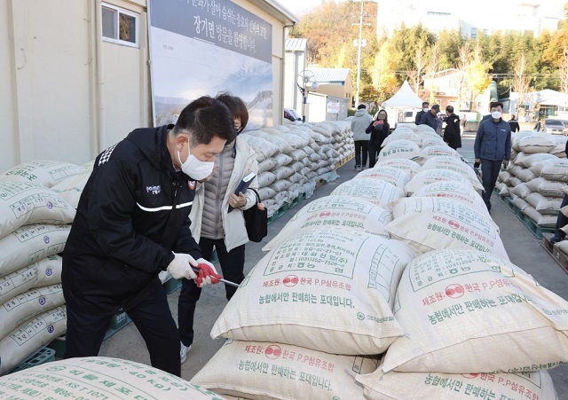 ▲ 이강덕 시장이 공공비축미 품질검사를 하고 있다.ⓒ포항시