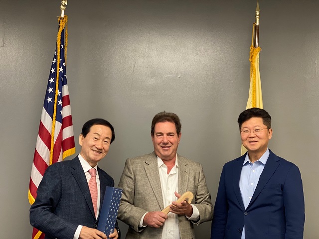 ▲ 왼쪽부터 류희림 (재)문화엑스포 대표, 제임스 바사 놀우드 시장, 김봉준 놀우드 시의원.ⓒ경주엑스포