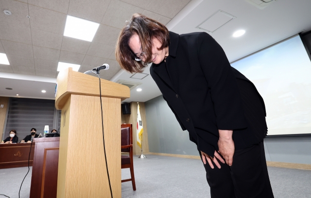 ▲ 박희영 용산구청장이 15일 오후 서울 용산구청에서 열린 국민의힘 이태원 사고조사 및 안전대책특별위원회 방문회의에서 이태원 참사에 사과하며 인사하고 있다.ⓒ연합뉴스