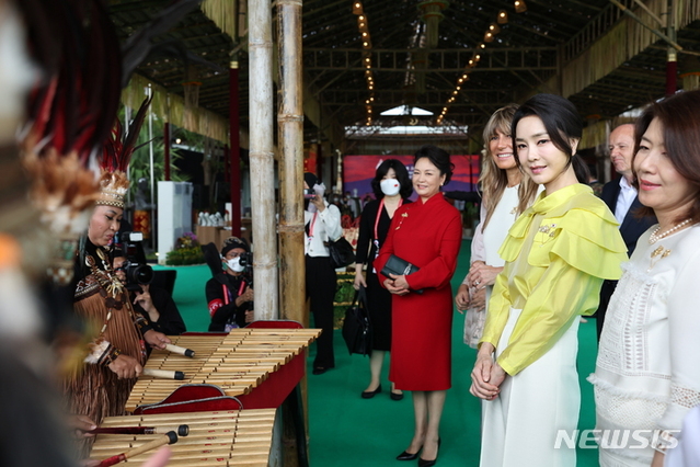 ▲ 윤석열 대통령 부인 김건희 여사가 15일(현지시간) 발리 한 호텔에서 열린 G20 정상회의 배우자 프로그램에 참석하고 있다. ⓒ뉴시스(사진=대통령실 제공)