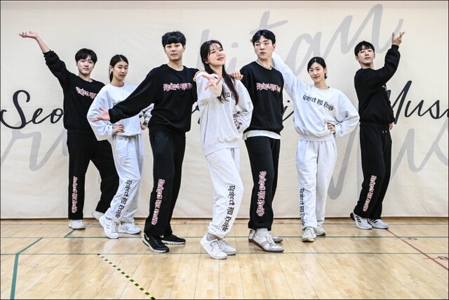 ▲ 서울시뮤지컬단 우알롱 의류 착장 후 공연 연습 모습.ⓒ세종문화회관