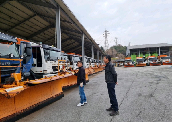 ▲ 충주시는 시민들의 안전을 위해 내년 3월 15일까지 동절기 제설대책반을 운영한다.ⓒ충주시