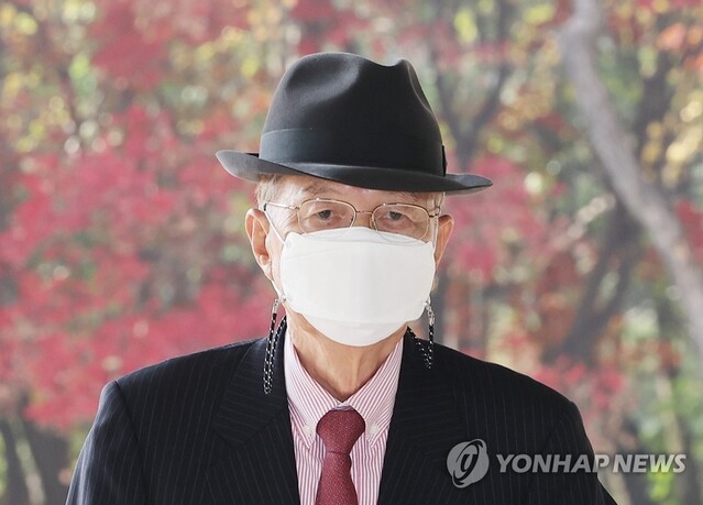 ▲ 세월호 참사 당일 박근혜 전 대통령이 보고받은 시간 등을 사후 조작한 혐의로 기소된 김기춘 전 대통령 비서실장이 16일 오전 서울고법에서 열린 파기환송심 선고 공판에 출석하고 있다. 김 전 실장은 이날 무죄가 확정됐다. ⓒ연합뉴스