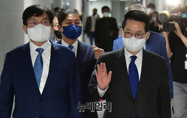 ▲ 박지원 전 국정원장이 지난 달 27일 국회 의원회관에서 더불어민주당 주최로 열린 서해 공무원 피격 사건 및 흉악범죄자 추방 사건 관련 기자회견에 참석하기 위해 입장하고 있다. ⓒ이종현 기자