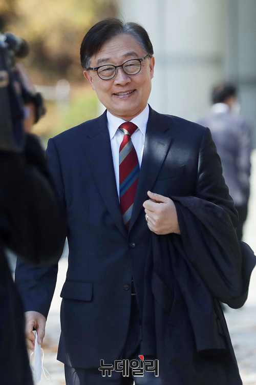 ▲ 최재형 국민의힘 의원이 16일 오후 2시 서울중앙지방법원에서 열린 선고 공판을 마치고 나오고 있다.ⓒ정상윤 기자