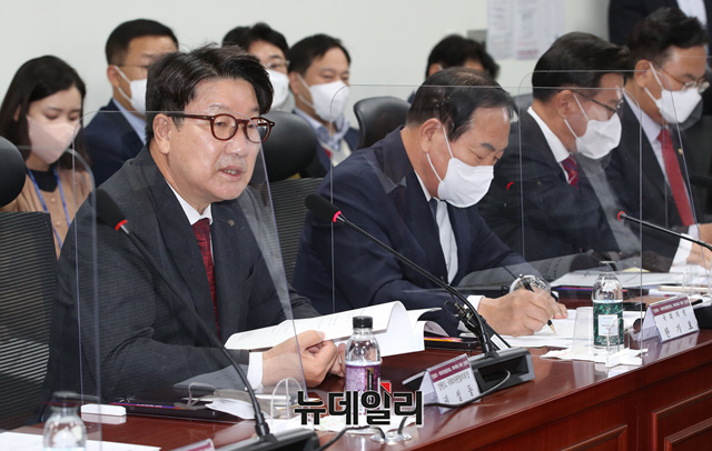 ▲ 권성동 강원도 국회의원협의회 회장이 지난 10일 오전 국회 의원회관에서 열린 ‘강원도·국회의원협의회 국비확보 대책회의’에서 모두발언을 하고 있다.ⓒ이종현 기자