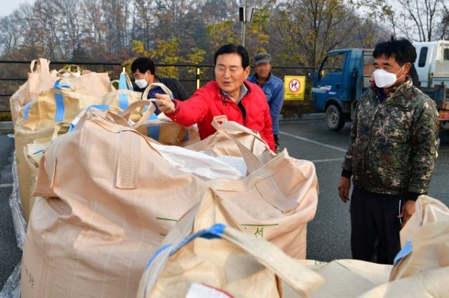 ▲ 김병국 청주시의회 의장이 16일 청주시 상당구 가덕 벼수매 현장을 방문해 농민들을 격려했다.ⓒ청주시의회
