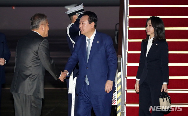 ▲ 아세안 및 G20 정상회의 참석 등 동남아시아 순방을 마친 윤석열 대통령과 부인 김건희 여사가 16일 오전 경기도 성남 서울공항에 도착해 이상민 행정안전부 장관과 인사하고 있다.ⓒ뉴시스