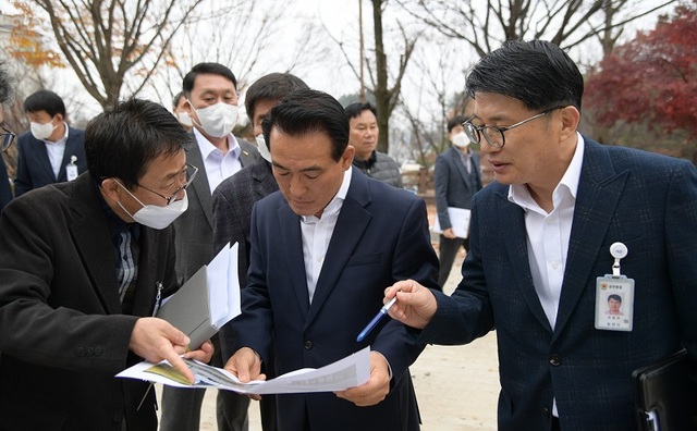 ▲ 백성현 논산시장이 16일 간부공무원과 함께 시민운동장 공사장에서 안전점검을 하고 있다.ⓒ논산시