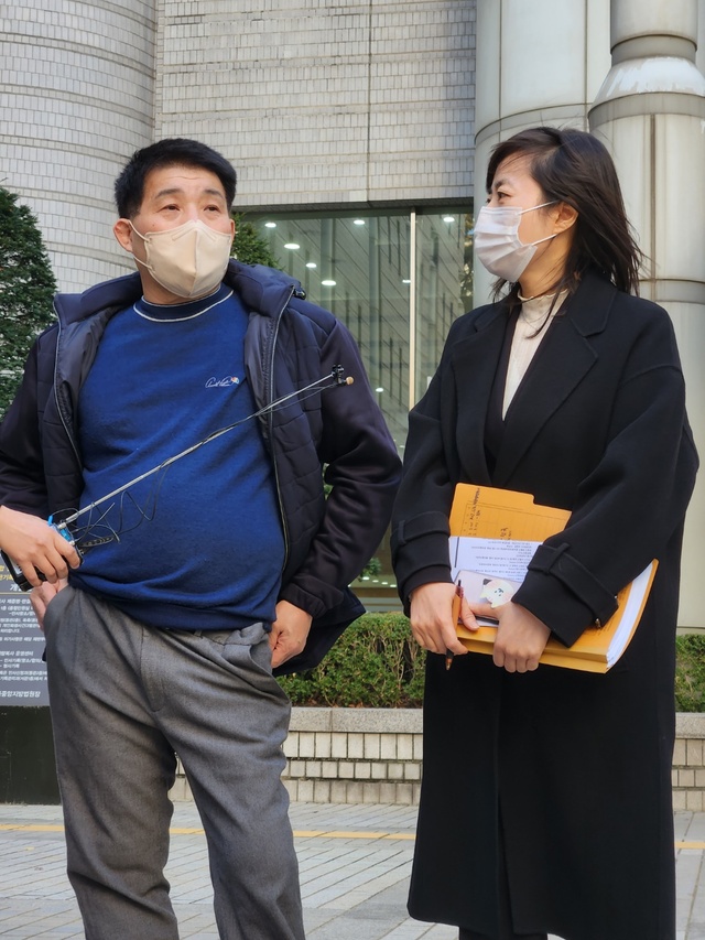 ▲ 경찰의 고문에 따른 허위자백으로 20년간 억울한 옥살이를 한 윤성여씨가 16일 서울 서초구 중앙지법에서 열린 국가배상소송 선고 공판을 마치고 취재진들과 만나 판결에 대한 소감을 말하고 있다. ⓒ진선우 기자