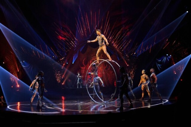 ▲ 태양의서커스 '뉴 알레그리아'의 저먼휠(German Wheel) 공연 장면.ⓒ마스트엔터테인먼트