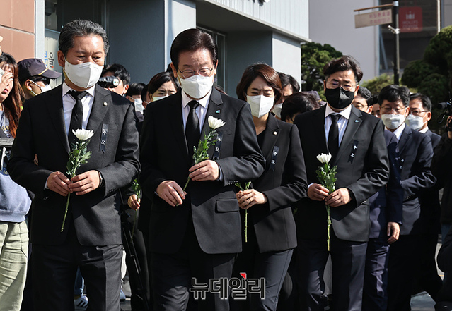 ▲ 이재명 더불어민주당 대표가 31일 오전 서울 용산구 '이태원 핼러윈 압사 참사' 현장에 마련된 추모공간에서 희생자들을 추모하며 헌화를 하고 있다.ⓒ이종현 기자