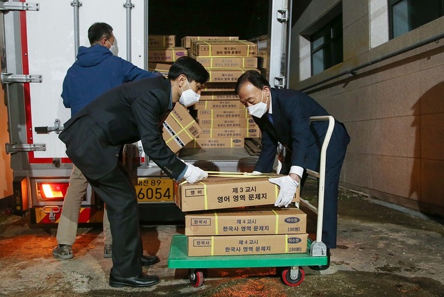 ▲ 설동호 대전교육감이 2023학년도 대학수학능력시험 하루 전인16일 밤 교육청에 도착한 수능 문답지 운송차량의 봉인을 해제했다. 사진은 설동호 교육감 등 시교육청 직원들이 수능 문답지를 보관 장소로 안전하게 운반하고 있다.ⓒ대전시교육청