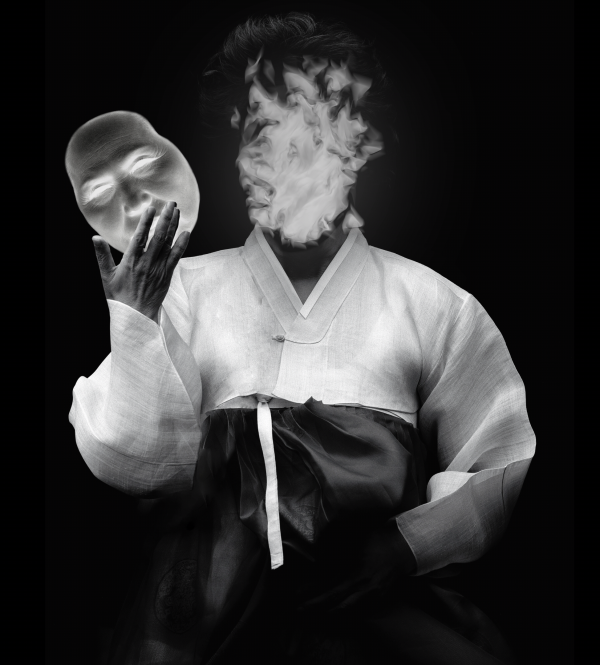 ▲ NFT 작품 '화녀(火女)'는 사진작가 김용호가 60여 년의 연기 인생을 불꽃과 같은 열정으로 살아온 배우 박정자의 본질을 타오르는 불의 이미지로 표현했다.ⓒ서울문화재단