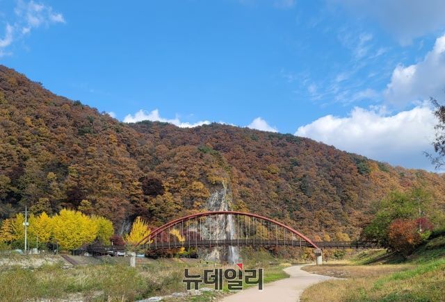 ▲ 충북 괴산 옥화대 9경 중 제1경에 위치한 청석굴 인공폭포.ⓒ김동식 기자