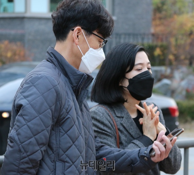 ▲ 세종시 아름고등학교에 마련된 2023학년도 대학수학능력시험장 앞에서 한 학부모가 두 손을 모으고 기도하고 있다.ⓒ이길표 기자