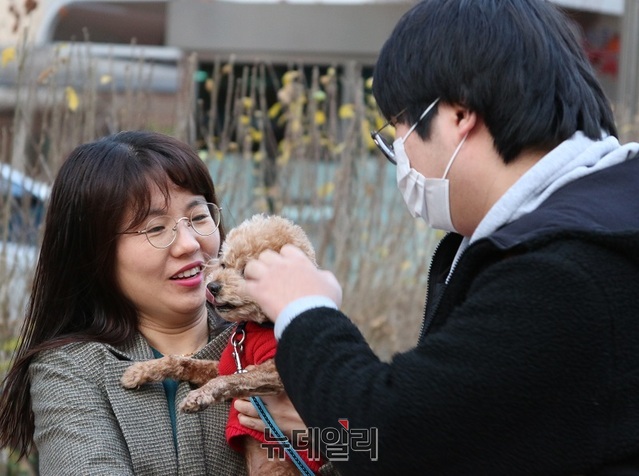 ▲ 세종시 아름고등학교 마련된 2023학년도 대학수학능력시험장 앞에서 수험생이 강아지와 인사를 하고 있다.ⓒ이길표 기자