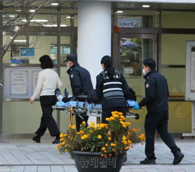 ▲ 세종시 아름동 아름고등학교(제29지구 제5시험장) 시험장에서 허리를 다친 한 수험생이 환자이송 들것에 의지해 고사장으로 들어가고 있다.ⓒ이길표 기자
