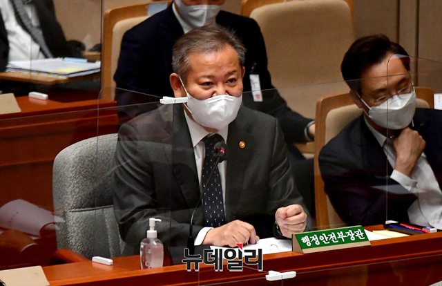 ▲ 이상민 행정안전부 장관이 지난 15일 국회에서 열린 예산결산특별위원회 전체회의에서 의원들의 질문에 답하고 있다.ⓒ이종현 기자