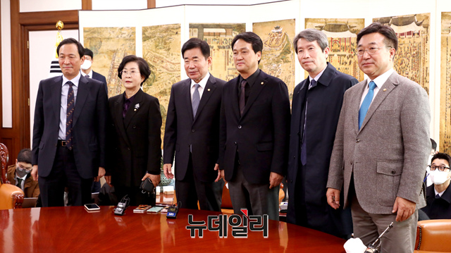 ▲ 김진표 국회의장이 17일 오전 '이태원 참사 국정조사' 특위 구성 촉구를 위해  국회 의장실을 예방한 더불어민주당 중진 의원들과 기념촬영을 하고 있다. (왼쪽부터 우상호·김상희 의원, 김 의장, 안민석·이인영·윤호중 의원)ⓒ이종현 기자