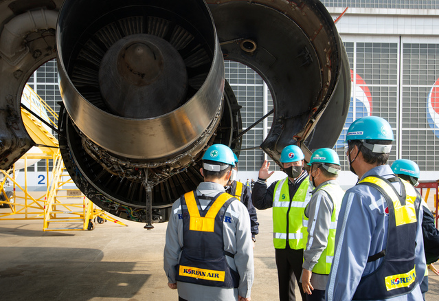 ▲ 우기홍 사장(왼쪽에서 두번째)과 임원들이 A330 항공기의 엔진 점검과정을 살펴보고 있다. ⓒ대한항공